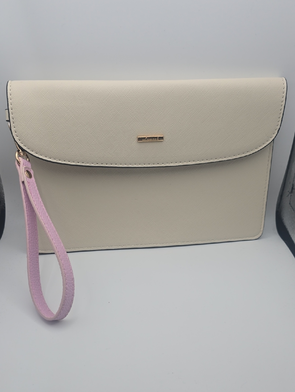 Lovesac Cream Wristlet Clutch W/ Gold Harware & Pink Strap (EUC)(STRAP ADDED)✨️